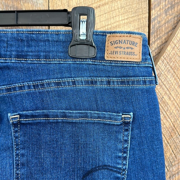 Women’s signature Levi Strauss mid rise boot cut jeans - Picture 4 of 6